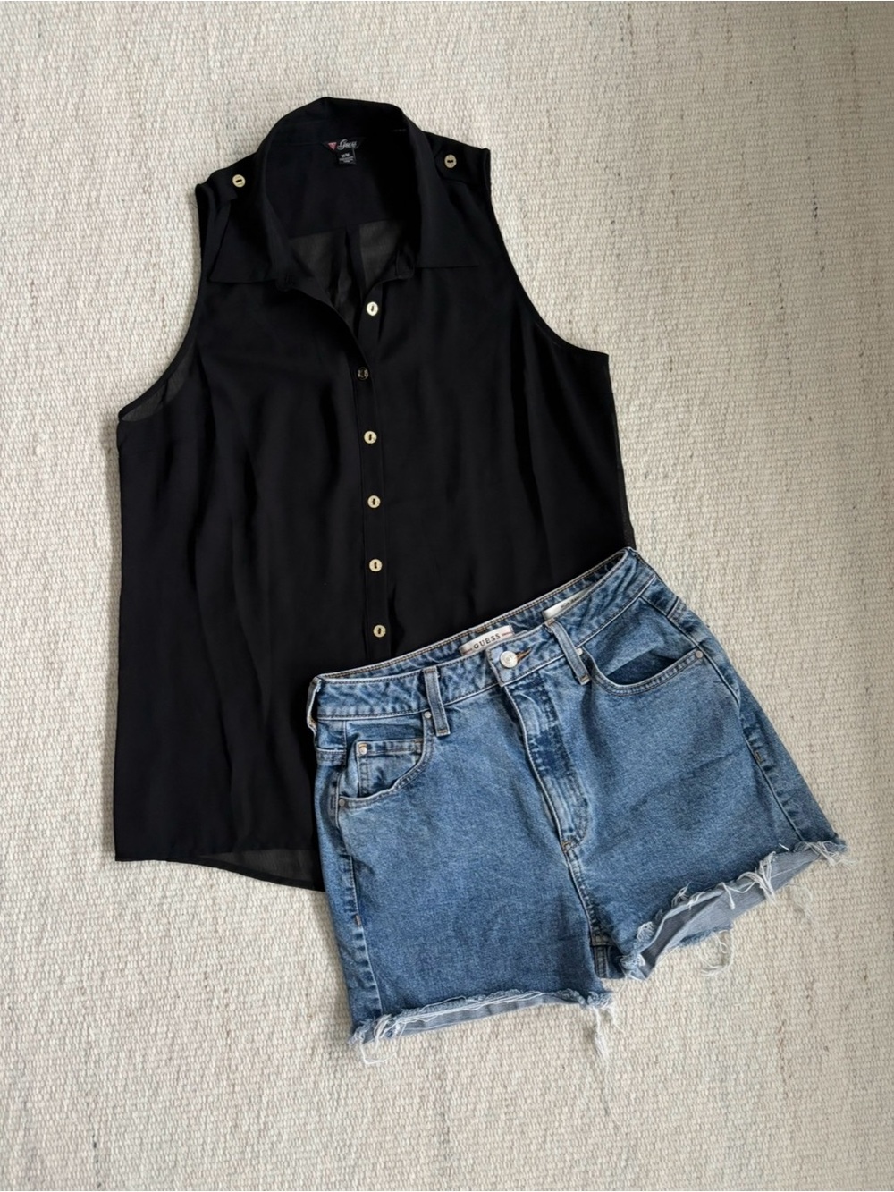 | Guess | Black Collar Sleeveless Button-Front Sheer Blouse Women’s size Medium
